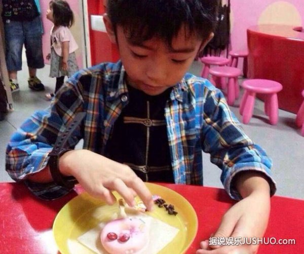 张柏芝开车出车祸 惊险：大儿子Lucas坐车头