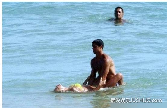光天化日下的海边激情“肉搏” 光天化日下的海边激情“肉搏”
