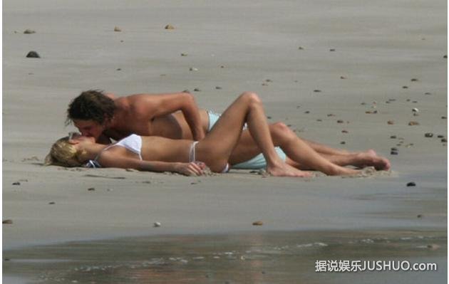 光天化日下的海边激情“肉搏” 光天化日下的海边激情“肉搏”