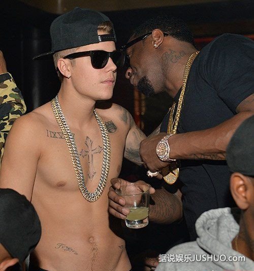 小贾斯汀不惧负面新闻 纹身裸照混夜店 小贾斯汀不惧负面新闻 纹身裸照混夜店