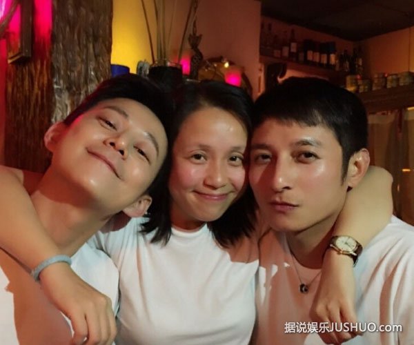 李维嘉龙丹妮亲密合影疑似恋情曝光