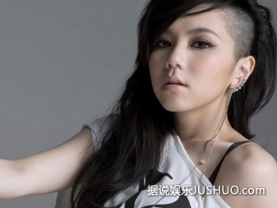 胡杏儿不计前嫌 晒童年照支持邓紫棋 胡杏儿不计前嫌 晒童年照支持邓紫棋