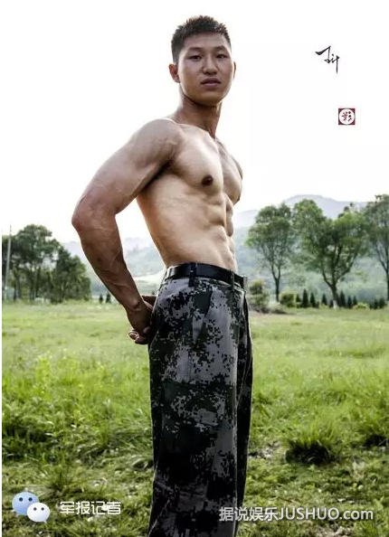 军校学员变身肌肉男  用汗水雕刻八块腹肌！