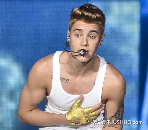 贾斯汀比伯吸奶门女主角曝光：26岁金发碧眼舞女