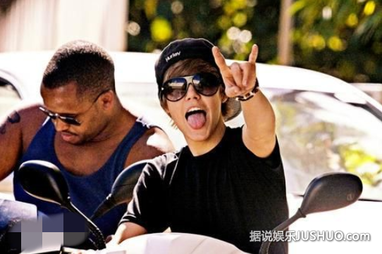 贾斯汀比伯吸奶门女主角曝光：26岁金发碧眼舞女