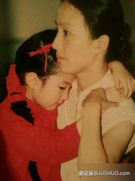 刘亦菲家族照曝光 神仙姐姐自嘲“在家里最丑”