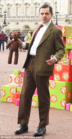 《憨豆先生》庆25周年艾金森现身白金汉宫 车顶坐沙发经典一幕再现