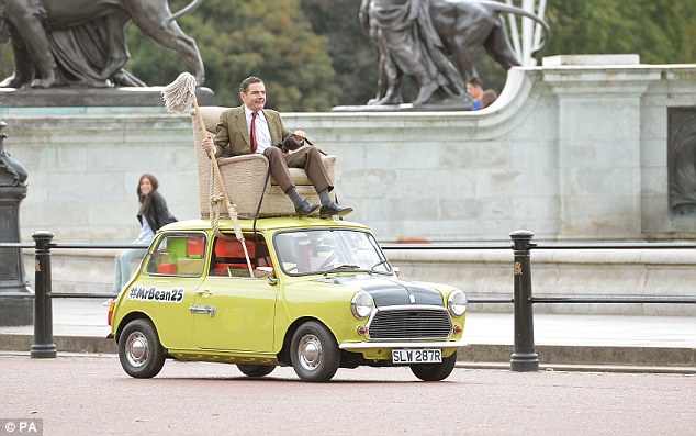 《憨豆先生》庆25周年艾金森现身白金汉宫 车顶坐沙发经典一幕再现