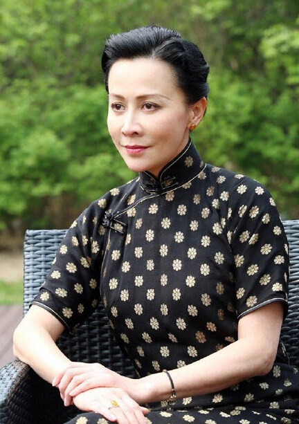 刘嘉玲微博发旗袍照网友纷纷看成“雪姨” 网友：果然旗袍才是本体！