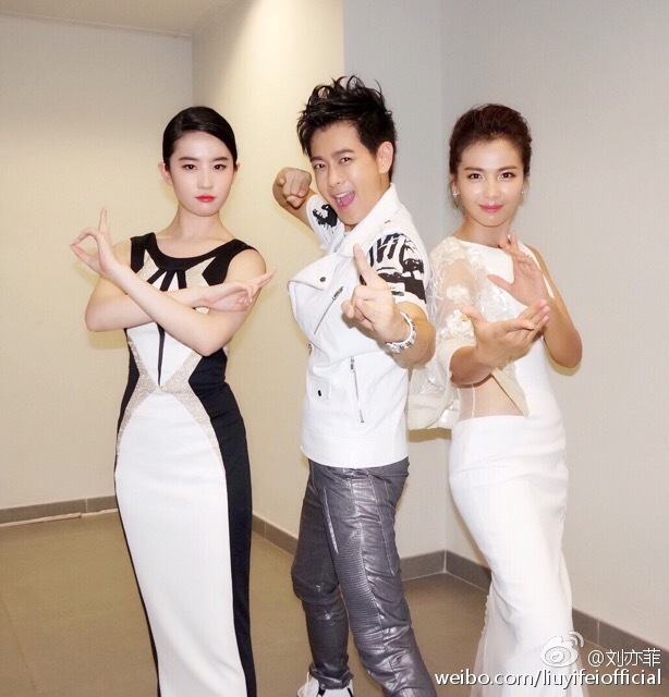 时隔13年《天龙八部》林志颖刘涛刘亦菲再次重聚摆招合影 “萧峰”为证 时隔13年《天龙八部》林志颖刘涛刘亦菲再次重聚摆招合影 “萧峰”为证