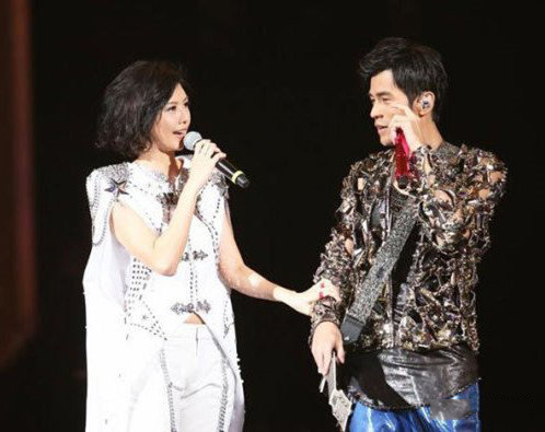 周杰伦邓丽君隔空对唱 艺术与科技完美结合 虚拟影像技术前景无限