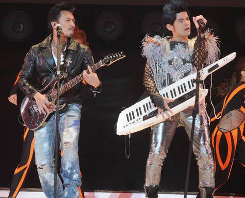 网传周杰伦谢霆锋因拍《逆战》传不和 两人同台飙歌斗帅粉碎不和传闻