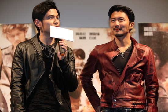 网传周杰伦谢霆锋因拍《逆战》传不和 两人同台飙歌斗帅粉碎不和传闻