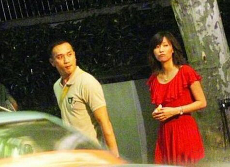 成龙和徐静蕾醉酒激吻 被男友当场捉奸