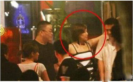 成龙和徐静蕾醉酒激吻 被男友当场捉奸