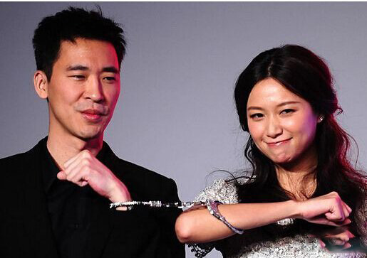 成龙和徐静蕾醉酒激吻 被男友当场捉奸