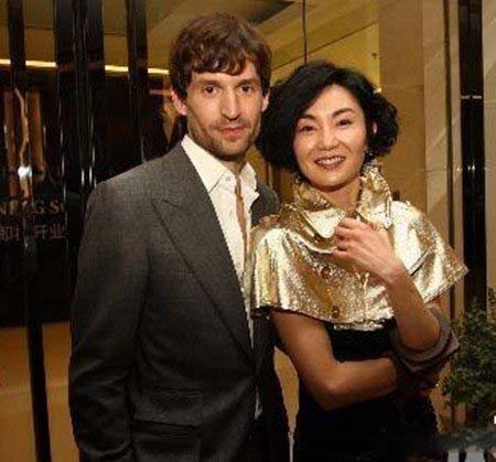 张曼玉老公 张曼玉离婚内幕曝光 老公竟是同性恋和虐待狂? 张曼玉老公 张曼玉离婚内幕曝光 老公竟是同性恋和虐待狂?