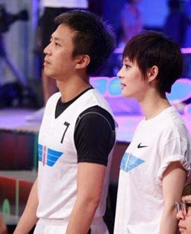 邓超篮球赛首秀 孙俪穿队服呐喊助阵 邓超篮球赛首秀 孙俪穿队服呐喊助阵