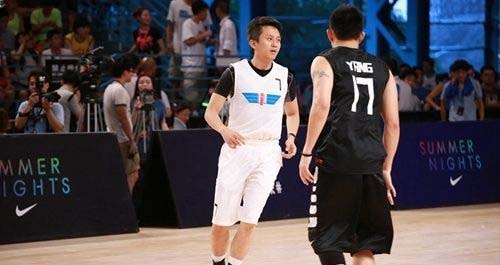 邓超篮球赛首秀 孙俪穿队服呐喊助阵 邓超篮球赛首秀 孙俪穿队服呐喊助阵