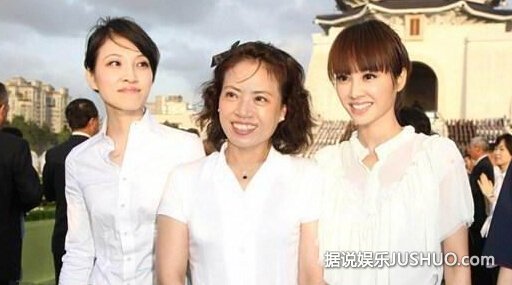 蔡依林的姐姐蔡旻纹比她漂亮多了!母女三人合照曝光 蔡依林的姐姐蔡旻纹比她漂亮多了!母女三人合照曝光