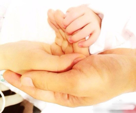 杨幂女儿小糯米首曝光 4岁刘恺威杨幂女儿照片软萌可爱