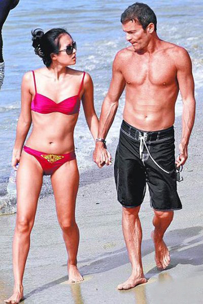 章子怡海滩图片曝光 首次回应 “被偷拍不是我的错”