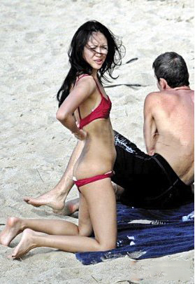 章子怡海滩图片曝光 首次回应 “被偷拍不是我的错”