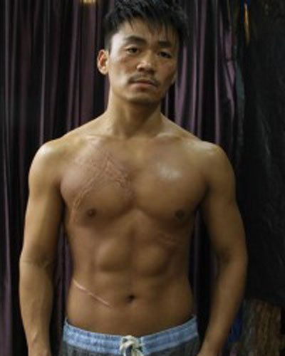 王宝强肌肉媲美健身教练 网友：这是个看脸的时代