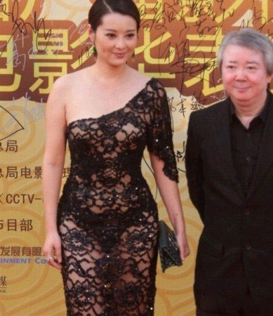 袁立真空透明装引热议 成功抢镜惊艳全场 袁立真空透明装引热议 成功抢镜惊艳全场