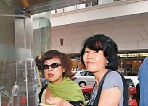 洪金宝老婆曹恩玉照片曝光 儿子大婚两妈妈同台