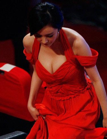 杨幂胸围暴涨 盘点杨幂的胸部进化史 杨幂胸围暴涨 盘点杨幂的胸部进化史