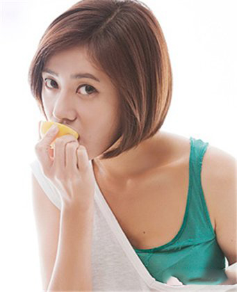 秋瓷炫的沙宣短发图片  尽显熟女魅力