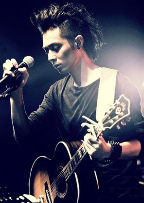 周柏豪英文名 曝光周柏豪演唱会与绯闻女友激吻照