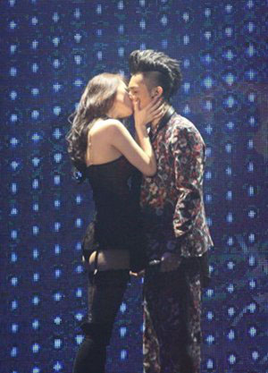 周柏豪英文名 曝光周柏豪演唱会与绯闻女友激吻照