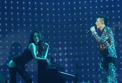 周柏豪英文名 曝光周柏豪演唱会与绯闻女友激吻照