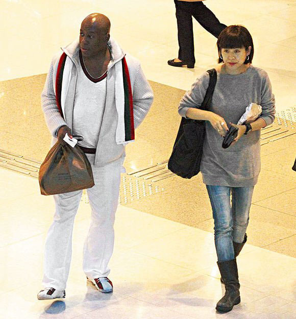 网上宣萱老公和女儿相片假消息流出 其与黑人男友约会被曝 网上宣萱老公和女儿相片假消息流出 其与黑人男友约会被曝