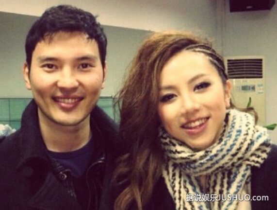 邓紫棋背后的男人张丹 背景被扒两人关系不一般 邓紫棋背后的男人张丹 背景被扒两人关系不一般