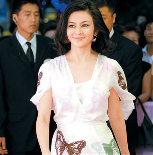 关之琳马清伟当街拥吻不避嫌　黄家诺街头闲逛打发时间