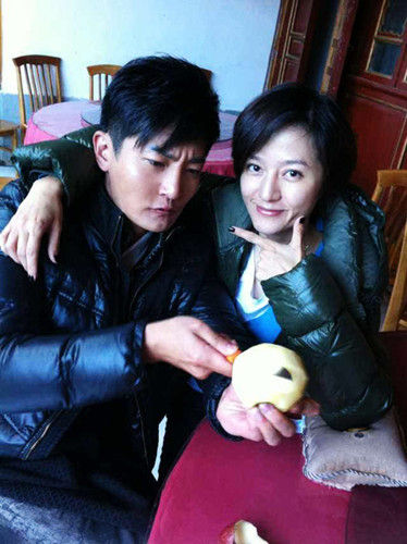 郭京飞晒与老婆鲍昶任恩爱照 爱妻系陆毅老婆亲妹妹