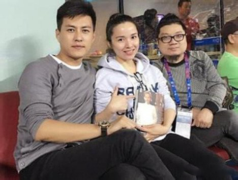 曝光靳东老婆李佳的照片 两人在面馆过二人世界