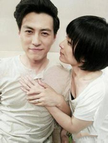 曝光靳东老婆李佳的照片 两人在面馆过二人世界