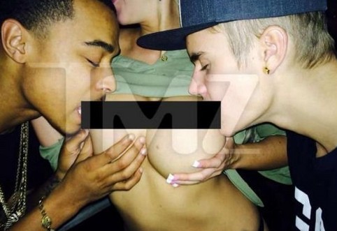 比伯吸奶门女主角卡罗莱娜大尺度吸奶图遭曝光