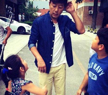 郭涛携儿女为妻子李燃 石头和妹妹尽显呆萌