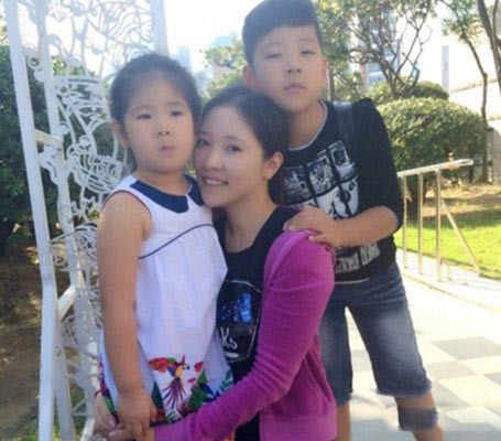 郭涛携儿女为妻子李燃 石头和妹妹尽显呆萌