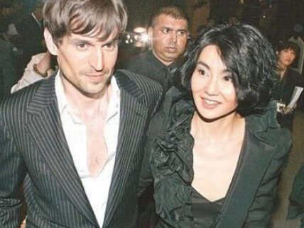 张曼玉男友是谁呢 揭51岁张曼玉坎坷情史