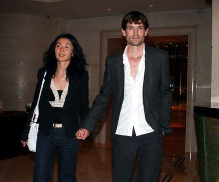 张曼玉男友是谁呢 揭51岁张曼玉坎坷情史