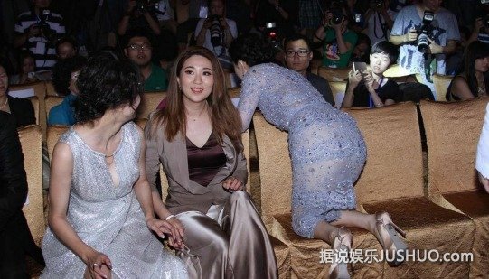 八卦 范冰冰透视装亮相 跪坐椅子雪白丰臀半露抢镜