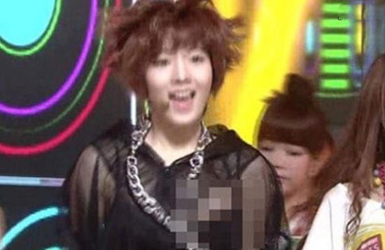 tara成员左乳曝光 衣服下滑胸前那点全裸很诱人