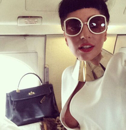 Lady Gaga放大招 晒飞机上自拍露点照飨粉丝