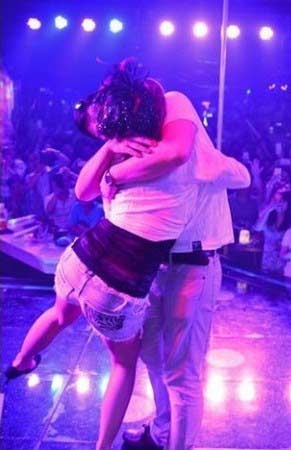 小泽玛利亚赴内地掏金 满脸痘疤似看门大妈